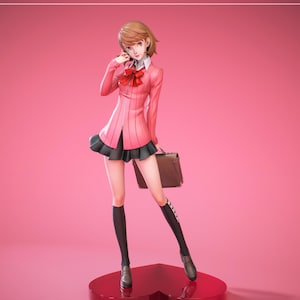 Puede incluir: Figura de un personaje con blazer rosa, falda negra y calcetines hasta la rodilla, sosteniendo un maletín. La figura posa sobre una base en forma de corazón sobre un fondo rosa. El personaje tiene el pelo castaño corto y sostiene un teléfono en la oreja.