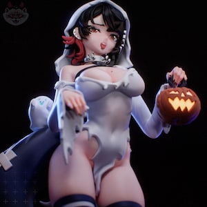 Puede incluir: Figura de una mujer con un disfraz de fantasma blanco con capucha, sosteniendo una calabaza tallada. La figura tiene cabello negro con reflejos rojos y un collar de púas. La calabaza tiene una cara brillante.