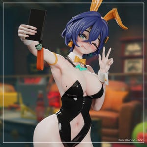 Puede incluir: Figura de un personaje con cabello azul, orejas de conejo y un body negro, sosteniendo un teléfono. El personaje guiña un ojo y hace el signo de la paz. La figura tiene una pajarita dorada y detalles en naranja. El texto "Belle (Bunny) - ZZZ" es visible.