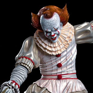 Peut inclure: Figurine détaillée d'un clown menaçant avec du maquillage blanc, des lèvres rouges et des cheveux roux. Le clown porte un costume en satin blanc avec des accents rouges, un col à volants et des boutons pompons rouges. La figurine est sur fond noir.