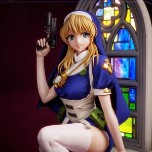 Pode incluir: Estatueta de uma mulher em hábito de freira azul, segurando uma arma preta. Ela tem cabelo loiro e olhos azuis. O fundo apresenta um vitral com painéis coloridos.