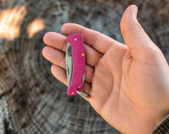 Coltello portachiavi personalizzato fatto a mano, in acciaio inossidabile, con manico in micarta rosa, regalo personalizzato per lei, regalo di compleanno, regalo di anniversario