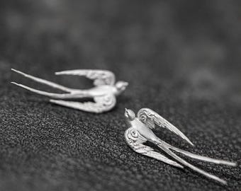 Pendientes trepadores con forma de golondrina voladora, chapados en plata – Elegantes pendientes con forma de pájaro (par)