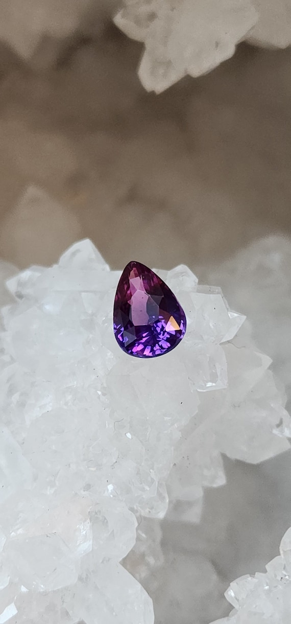 マダガスカル産サファイア 2.05 CT ピンク～パープル バイカラー ペア