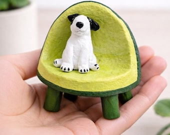 Handgemaakt keramisch hondenbeeldje op stoel, schattige puppy sculptuur, grillig hondendecor, miniatuur keramische kunst, cadeau hondenliefhebber, plankdecor