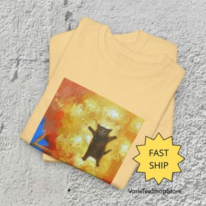 Maglietta divertente con gatto del caos, maglietta con meme sullo sfondo di fuoco, parodia artistica maledetta, grafica con gattino in piedi, atmosfera Hellmo, regalo umoristico di Internet