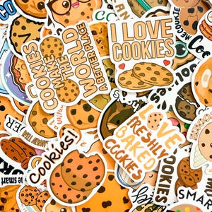 Op de afbeelding: Een verzameling stickers met koekjesthema. Sommige stickers bevatten tekst als "I Love Cookies", "Cookies Make the World a Better Place" en "Freshly Baked Cookies". De stickers tonen verschillende koekjesontwerpen.