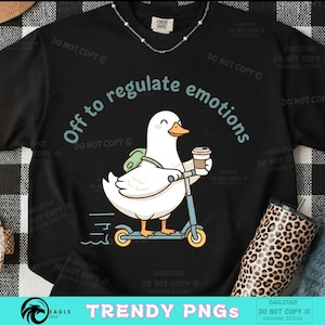 Puede incluir: Sudadera negra con un dibujo de un pato blanco montado en un patinete azul, sosteniendo un café y una mochila. El texto dice "Off to regulate emotions". También se ve un vaso con estampado de leopardo.