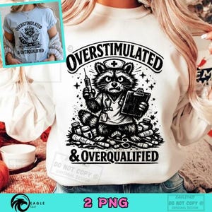 以下が含まれることがあります： 黒い持ち手と「But First, Coffee」の太字の黒い文字が入った白いセラミックマグ。マグは木製の表面に置かれています。マグの高さは約10cmです。