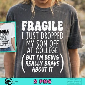 Könnte beinhalten: Ein anthrazitfarbenes Kurzarm-T-Shirt mit weißem, abgenutztem Text, der lautet: FRAGILE I JUST DROPPED MY SON OFF AT COLLEGE BUT I'M BEING REALLY BRAVE ABOUT IT. Das Design enthält geschwungene Klammern um die letzte Zeile des Textes.