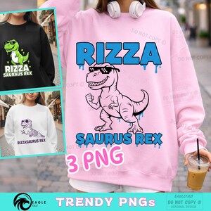 Puede incluir: Sudadera rosa con un gráfico de un dinosaurio con gafas de sol y el texto "RIZZA SAURUS REX". La imagen también muestra una sudadera negra y blanca con el mismo gráfico de dinosaurio y texto. La parte inferior de la imagen dice "3 PNG".