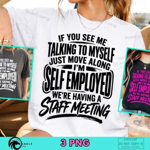 以下が含まれることがあります： 「IF YOU SEE ME TALKING TO MYSELF JUST MOVE ALONG I'M SELF EMPLOYED WE'RE HAVING A STAFF MEETING」の黒い文字がプリントされた白いTシャツ。同じデザインのTシャツが他に2枚写っています。
