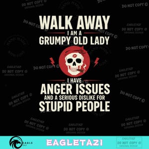 Könnte beinhalten: Schwarzes Grafikdesign mit dem Text "WALK AWAY I AM A GRUMPY OLD LADY I HAVE ANGER ISSUES AND A SERIOUS DISLIKE FOR STUPID PEOPLE". Das Design beinhaltet einen Totenkopf mit rotem Bandana und Zigarre.