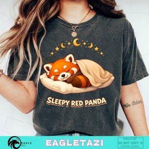 Może przedstawiać: Rustykalny drewniany znak z napisem "Welcome to our home" w białych literach. Znak ma postarzaną powierzchnię i prosty, zachęcający design, idealny do dekoracji wejścia.