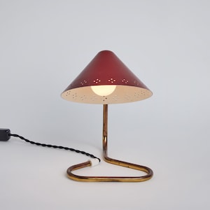 Modern röd perforerad bordslampa - Skandinavisk skrivbordslampa - Justerbar mässingsläslampa från mitten av århundradet för kontor - Sidobordslampa