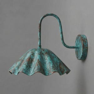 Może przedstawiać: Zestaw trzech ceramicznych kubków z nakrapianym, matowym wykończeniem. Kubki są w odcieniach kremu, jasnoszarym i ciemnoszarym. Każdy kubek ma prosty, minimalistyczny design.