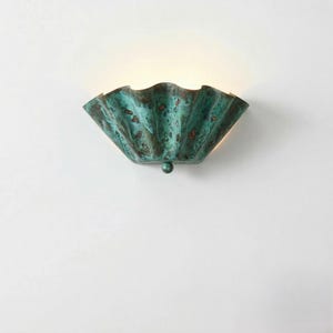 Moderne wandkandelaar van messing uit het midden van de eeuw, wandlamp met geschulpte schelp, wandlamp groen gepatineerd