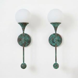 Mid-Century Verdigris Globe Wandleuchte, Messing Wandleuchte mit grüner Patina, 18 "Große Fackel