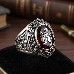 Anello con sigillo in argento sterling con stemma del leone e pietra rossa, gioiello gotico di tendenza.