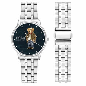 Op de afbeelding: Zilverkleurig polshorloge met een donkerblauwe wijzerplaat met een Polo beer illustratie. Het horloge heeft een bijpassende zilveren band en de merknaam "POLO RALPH LAUREN" is op de wijzerplaat gedrukt. Een modieus accessoire.