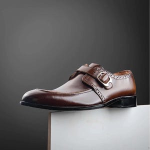 Könnte beinhalten: Set aus drei Keramikbehältern mit Deckeln, verziert mit einem blau-weißen Blumenmuster. Der größte Behälter ist etwa 20 cm hoch. Geeignet für die Küchenaufbewahrung.