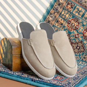 Handgemaakte beige suède loafers zonder rug – zomermuiltjes voor heren