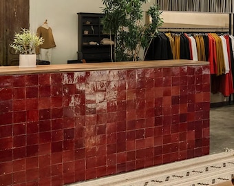 Authentische dunkelrote marokkanische Zellige-Fliese - glasierter quadratischer Aufriss