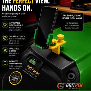 Pode incluir: Um smartphone preto mantido por um suporte de telefone ajustável verde e amarelo preso a uma máquina verde. A imagem inclui texto: THE PERFECT VIEW. HANDS ON. THE SIMPLE, STRONG MOVTER PHONE MOUNT. 100 Series. GRITPEN 3D WORKS. ONE MOUNT. TWO WAYS.