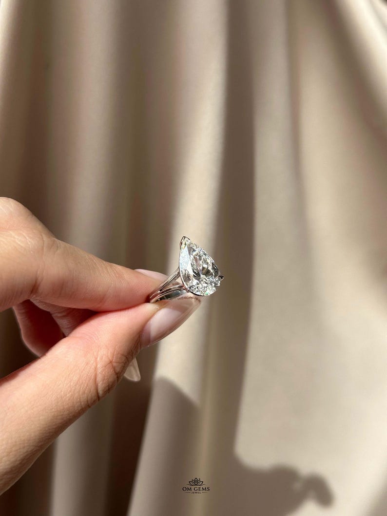 2.5 Carat Pear Cut Lab Grown Diamond Halo Engagement Ring, E–G VS ...
