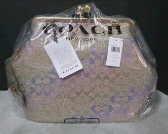 Bolso Coach grande con cierre de beso y estructura jacquard con cristales arcoíris CCX15