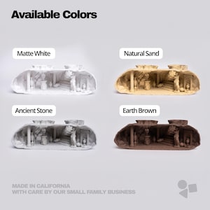 Pu&ograve; includere: Una visualizzazione di quattro varianti di colore di una scultura a grotta in miniatura: Matte White, Natural Sand, Ancient Stone ed Earth Brown. Ogni pezzo presenta colonne, scale e piccole urne dettagliate. Testo: Available Colors e Made in California.