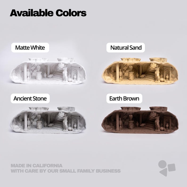 Pu&ograve; includere: Una visualizzazione di quattro varianti di colore di una scultura a grotta in miniatura: Matte White, Natural Sand, Ancient Stone ed Earth Brown. Ogni pezzo presenta colonne, scale e piccole urne dettagliate. Testo: Available Colors e Made in California.