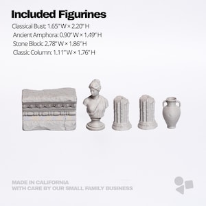 Pu&ograve; includere: Un set di cinque statuette in miniatura grigio chiaro che include un blocco di pietra, un busto classico, due colonne spezzate e un'anfora antica. Il testo elenca le dimensioni in pollici: Busto 1,65"L x 2,20"A, Anfora 0,90"L x 1,49"A, Blocco 2,78"L x 1,86"A, Colonna 1,11"L x 1,76"A.