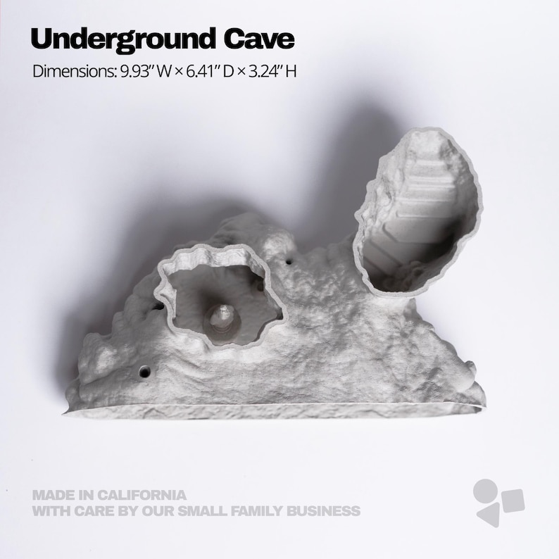 Pu&ograve; includere: Un modello di grotta sotterranea grigio chiaro testurizzato con due aperture distinte. Il testo recita Underground Cave, Dimensions: 9.93" W x 6.41" D x 3.24" H, e Made in California with care by our small family business.
