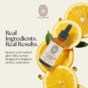 Op de afbeelding: Een flesje vitamine C serum met een druppelaar, omringd door sinaasappelschijfjes en bladeren. Het etiket leest "Vitamin C Serum". De tekst "Real Ingredients. Real Results." is ook zichtbaar.
