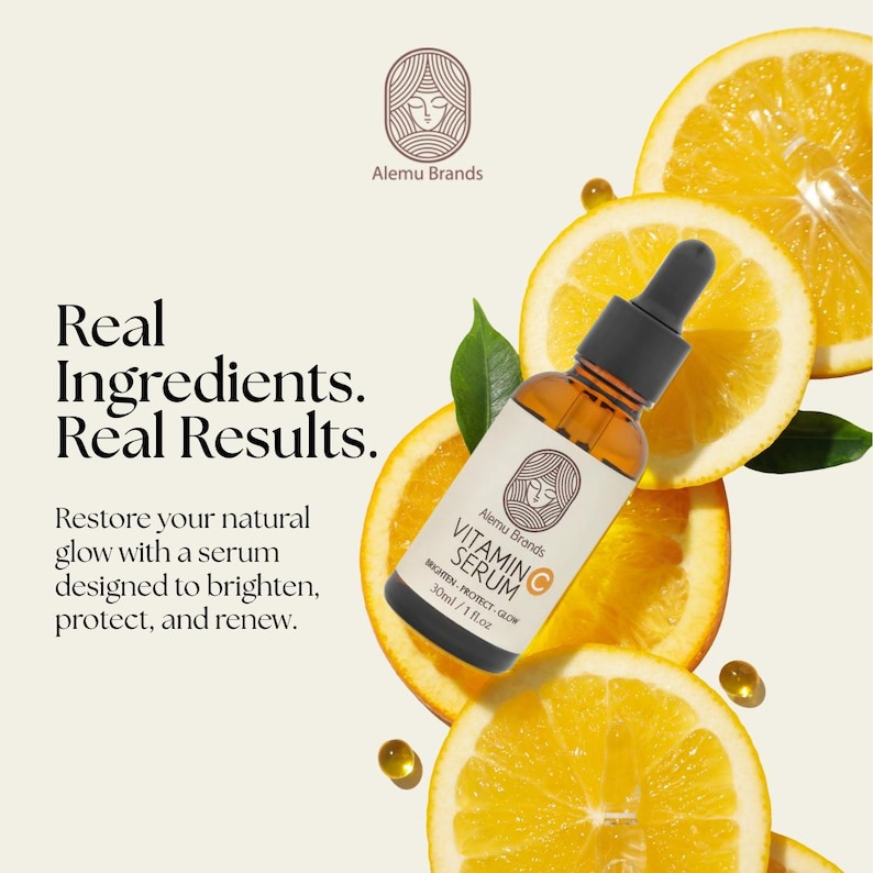 Op de afbeelding: Een flesje vitamine C serum met een druppelaar, omringd door sinaasappelschijfjes en bladeren. Het etiket leest "Vitamin C Serum". De tekst "Real Ingredients. Real Results." is ook zichtbaar.