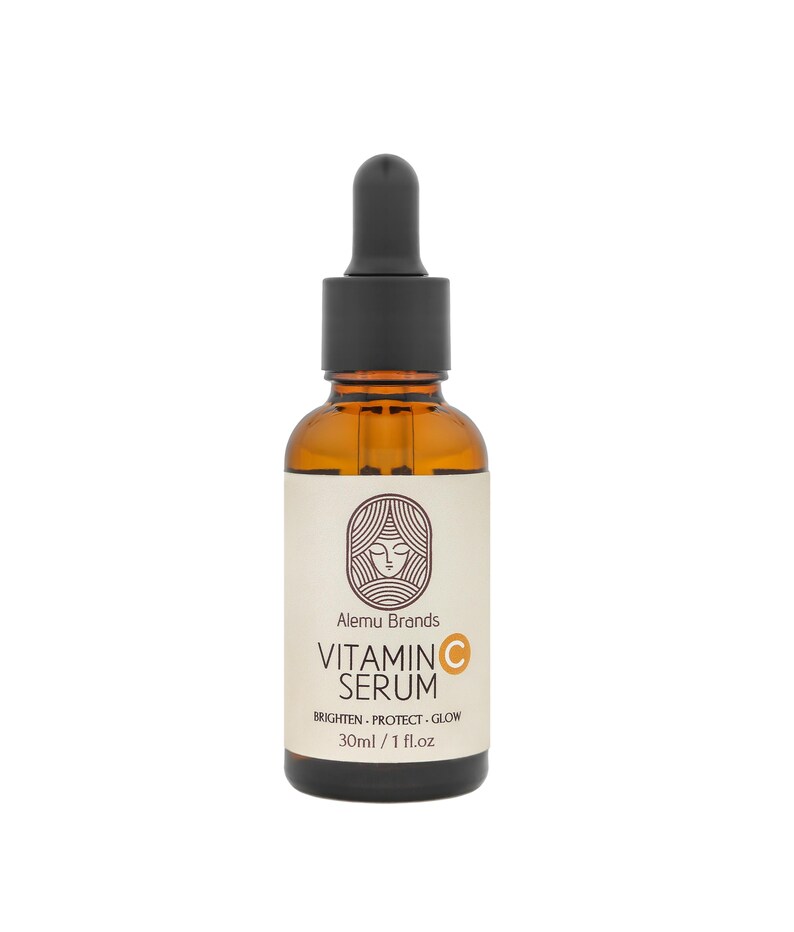 Puede incluir: Una botella de vidrio marr&oacute;n de suero de vitamina C con un cuentagotas negro. La etiqueta dice "Alemu Brands Vitamin C Serum" con el lema "Brighten - Protect - Glow". La botella contiene 30 ml de suero.