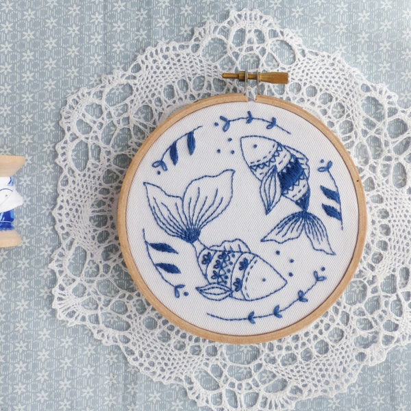 Kit de broderie poisson de mer - Cadeau de Noël pour une amie, oeuvre d'art murale bleue, broderie à la main, cadeau de Noël pour elle, kit de bricolage, blanc bleu