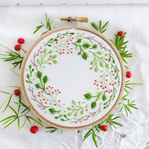 Kerstkroon - handborduurpakket, kerstborduurwerkת Groene bloemenkroon, groene bladeren, borduurringkunst, kerstornamenten