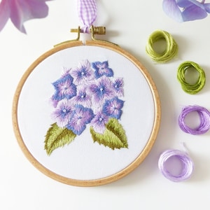 Mini Purple Hortensia - Stickpackung, Stickdatei Blumen, Hortensien Stickerei, Stickrahmen Kunst, Tamar Nahir, botanische Stickerei