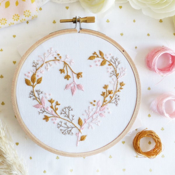 Coeur de fleurs sauvages - cerceau de broderie de mariage, broderie DIY - oeuvre d'art murale DIY, idées de créations, kit de bricolage, broderie de feuilles, coeur de fleurs