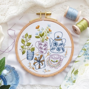 Tebjudning - Broderikit, Tebroderi, Köksväggkonst, Höstkokarebroderi, Trädgårdsbroderi, Tekanna