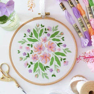 Summer Blooming - DIY-Set, Stickpackung, Blumen Stickerei, Botanische Stickerei, Botanische Kunst, frische Blumen, Handarbeitspaket