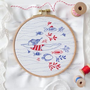 リトルスイマー - 刺繍アートキット、クリエイティブDIY、水泳刺繍キット、海の刺繍、赤と青、夏の装飾、水中刺繍