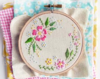 Cirkel van bloemen - Borduurpakket, doe-het-zelfpakket, handborduurwerk, borduurhoepelkunst, broderie, modern handborduurwerk, knutselpakket, Tamar nahir