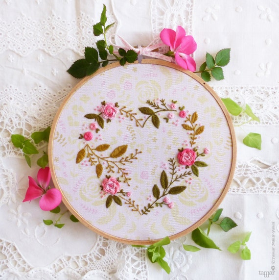 Embroidery Hoop Valentine Art + 25 Sweet Valentine's Day Ideas