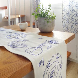 Borduurpakket tafelloper - blauw servies, borduurloper, handgemaakt tafeldecor, cadeau voor borduurder, doe-het-zelf katoenen tafel