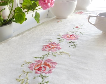 Camino de mesa - Rosas en punto de cruz, Camino de mesa bordado, Decoración de mesa hecha a mano, Kit de punto de cruz de rosas vintage, Camino de mesa de punto de cruz de rosas