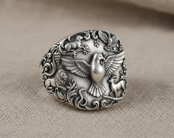 Anello con sigillo in argento sterling con motivo a colomba, fascia gotica ossidata di grande impatto.