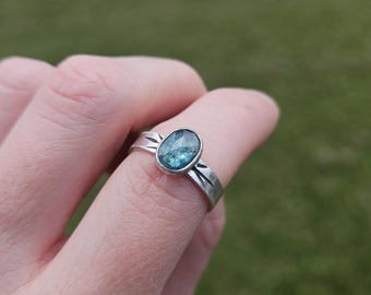 Teal Moss Kyanite Ring. Silver Starbust Ring. Teal Blue Gemstone Ring. Sterling Silver Stackable Band. Everyday Ring. Detailed Silver Band.